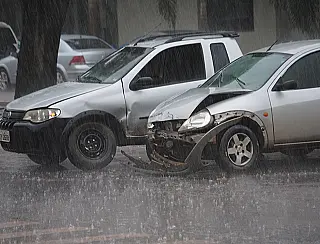 Sob chuva, carros provocam colisão na Floriano