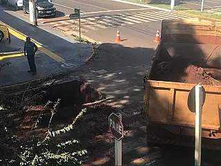 Sanesul abre avenida para trocar tubo de esgoto danificado