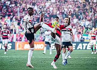 Flamengo lota Maracanã, mas perde pro São Paulo