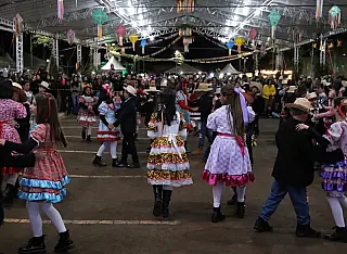 Quadrilhas animam Festa Junina de Dourados