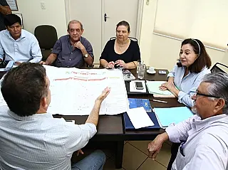 Zeca e Vander firmam compromisso com camelôs de Dourados