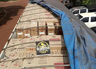 DOF apreende carreta bitrem com 90 mil pacotes de cigarros