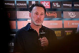 Atlético-MG goleia Caracas com dois de Paulinho