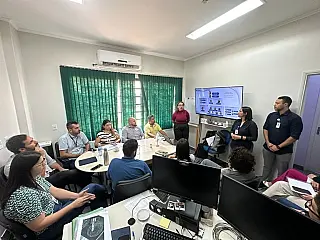 Equipe visita funcionamento de UTIs do HU