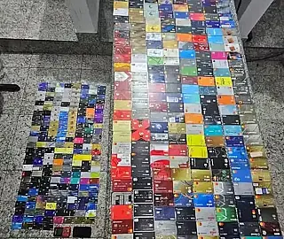 Homem é preso com 452 cartões de bancos