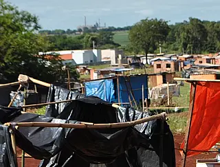 Sem-teto ocupam obra inacabada de Ceim