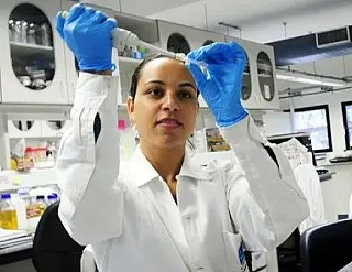 Egressa da Uems integra grupo que estuda como combater o coronavírus