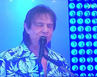 Roberto Carlos faz live intimista e pede para as pessoas usarem máscaras