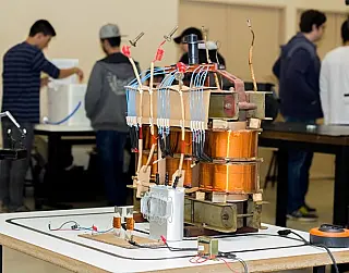 Engenharias Civil e Mecânica realizam mostra de eletromagnetismo no shopping