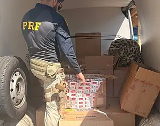 Van é apreendida com 11 mil pacotes de cigarros