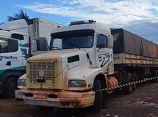 Homem é encontrado morto dentro de carreta