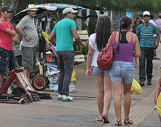 Comércio e bancos abrem ao meio-dia, serviço público só amanhã em Dourados