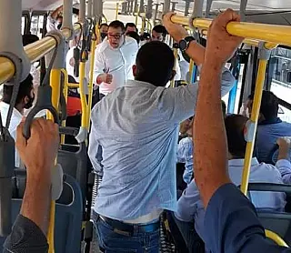 Prefeito descumpre o próprio decreto, promove aglomeração e passeia de ônibus sem máscara
