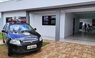 Idosa é assassinada na frente do filho por atiradores encapuzados em aldeia