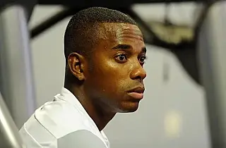 Defesa de Robinho entra com HC no Supremo contra prisão por estupro