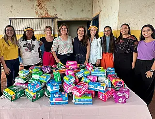 Karla Gomes entrega absorventes na Aldeia Panambizinho