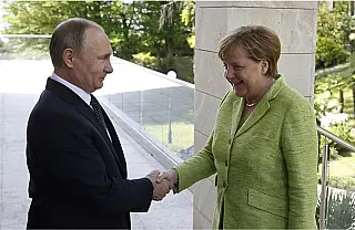 Putin e Merkel se reúnem para discutir Síria e Ucrânia