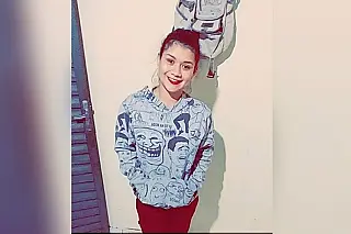 Corpo de adolescente assassinada por namorado com coleira de cão é sepultado após 7 dias