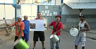 Grupo de bombeiro festeja em frente da cadeia um ano de prisão do ex-governador Sérgio Cabral