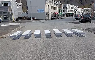 Na tentativa de reduzir atropelamentos faixas de pedestre em 3D são pintadas mundo a fora