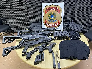 Polícia Federal prende homem com arsenal de armas que seria usado em roubo