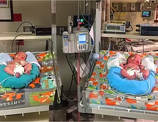 Gêmeos nascem com dois minutos de diferença, em anos diferentes