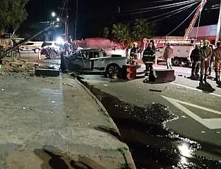 Após sair de tabacaria, casal bate carro em muro, derruba poste e morre na Capital