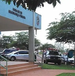 Homem esbarra em mulher e acaba esfaqueado