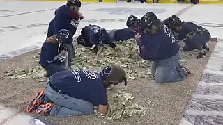 Professores rastejam para disputar US$ 5 mil em notas de 1 dólar