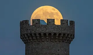 Superlua será visível na noite desta terça-feira