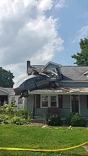Carro colide com segundo andar de casa na Pensilvânia, nos EUA