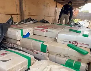 PRF encontra caminhão abandonado com 1800 kg de maconha