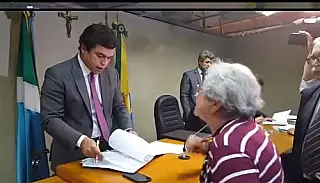 Servidores cercam presidente da CCJ em votação da Reforma