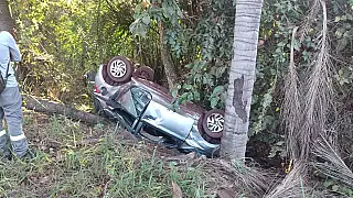 Homem morre e outros três ficam feridos após carro capotar e cair em ribanceira