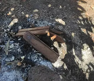 Homem é preso após matar o pai a facadas e depois queimar