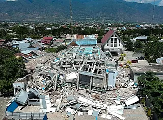 Número de mortos em tsunami na Indonésia já passa de 800