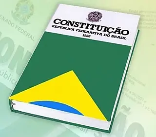 Sedes dos três poderes exibem representação da Constituição Federal