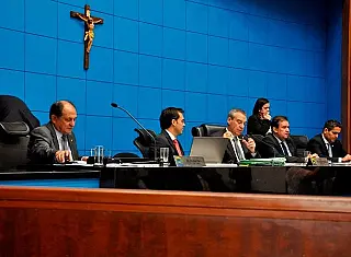 PEC prevê que governador só vai precisar de licença quando viagem exceder 15 dias