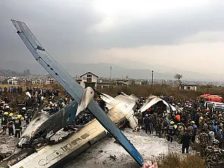 Avião cai enquanto aterrissava no Nepal e deixa dezenas de mortos