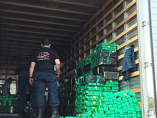Motorista abandona caminhão com 3.500 kg de maconha e foge na fronteira