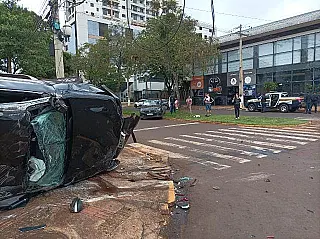 Carro capota no centro de Dourados