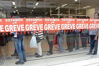 Bancários rejeitam reajuste de 7% e decidem continuar a greve