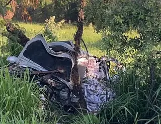 Jovem bate carro com cigarros e morre