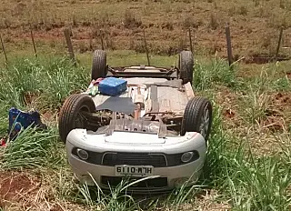 Ao desviar de carreta e evitar colisão, motorista capota em rodovia