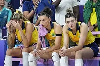 Brasil perde para os Estados Unidos no vôlei feminino e disputa o Bronze