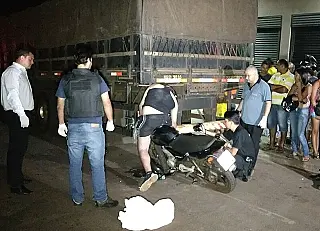 Homem morre ao bater moto em traseira de caminhão