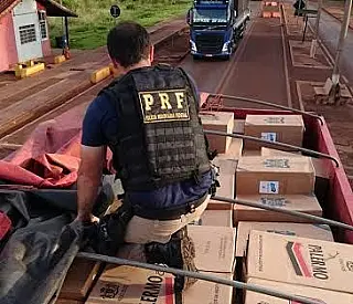 Policiais apreendem 10 mil pacotes de cigarros contrabandeados em carga de pisos