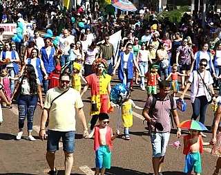População aplaude projetos sociais do Município em desfile na avenida