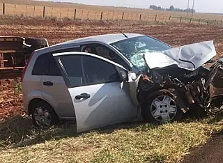 Mulher morre após capotar caminhonete com automovel na BR 463
