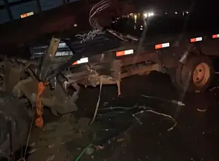 Acidente com dois caminhões mata três